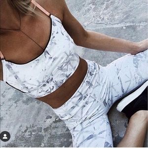 NWT Alala crop white shadow palm legging L